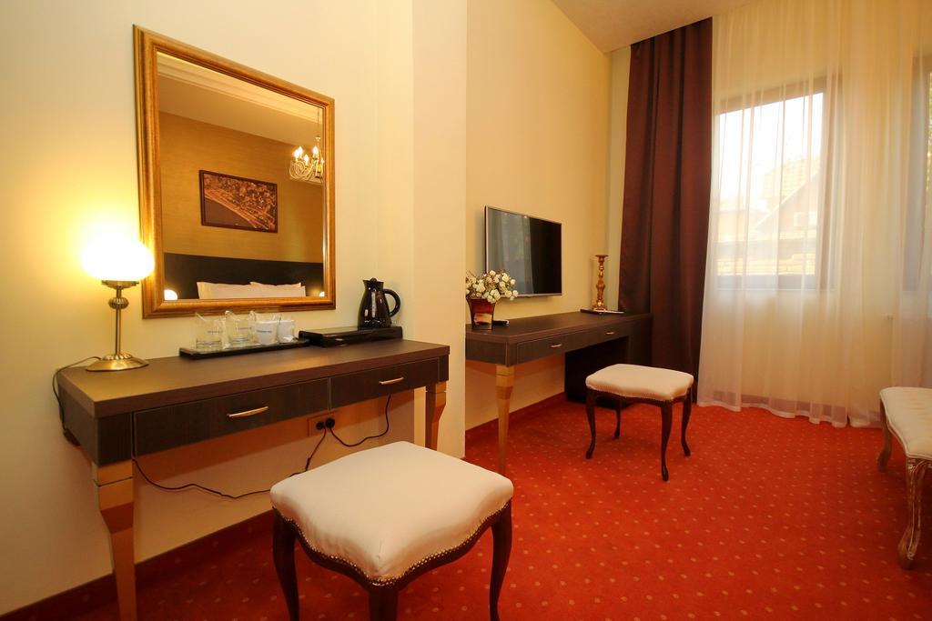 Vila Palic Hotel Exterior photo